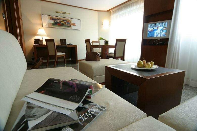 Hotel Goldstar Resort & Suites