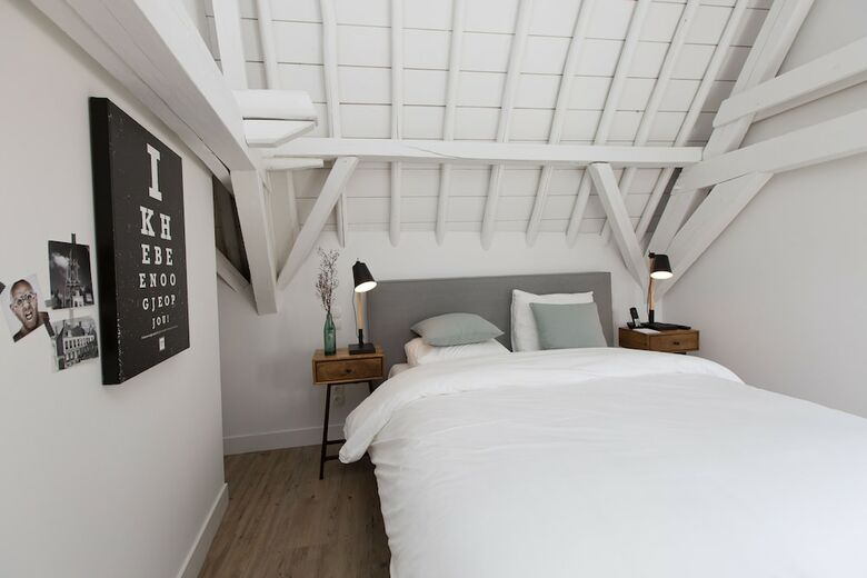 Eye Hotel