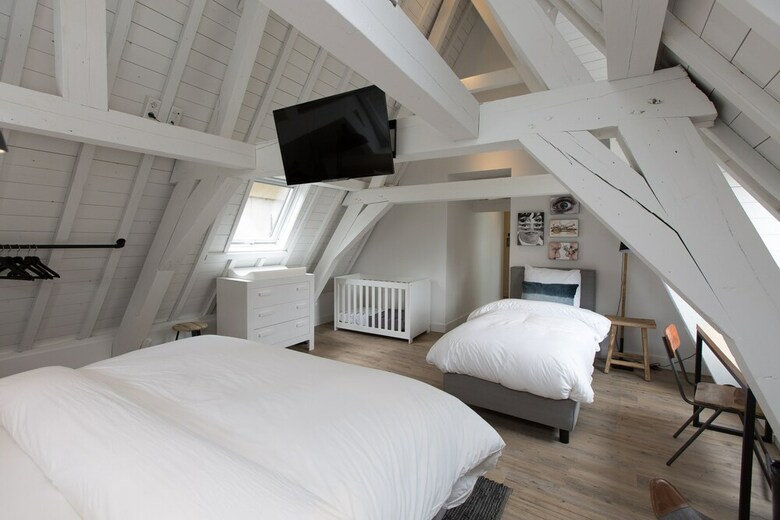 Eye Hotel