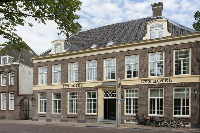 Eye Hotel