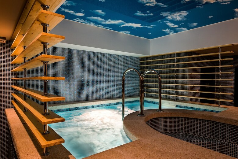 Carat Hotel