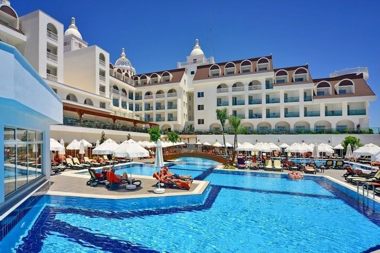 Hotel Side Crown Serenity