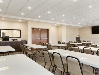 Hotel Days Inn And Suites Lindsay