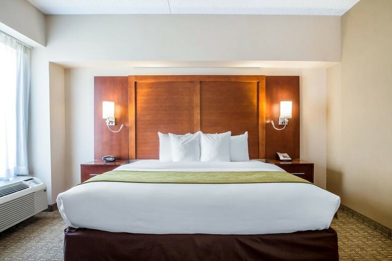 Hotel Comfort Suites At Woodbridge