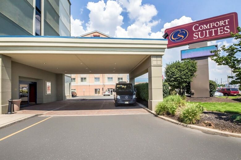 Hotel Comfort Suites At Woodbridge