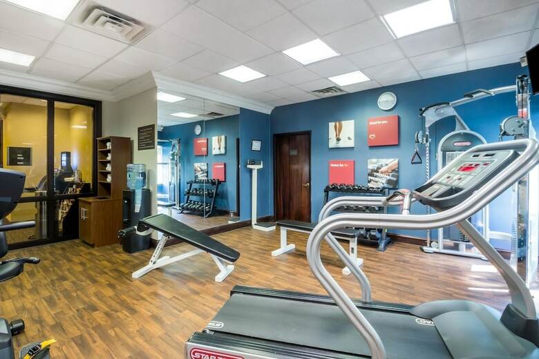 Hotel Comfort Suites At Woodbridge