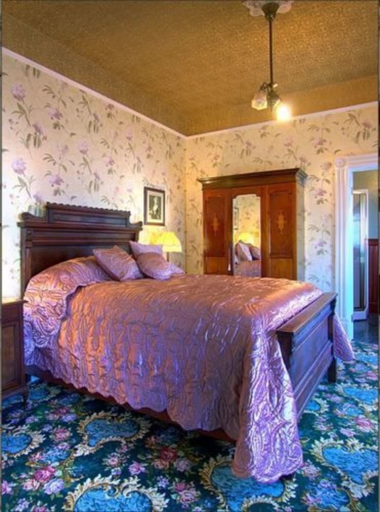 Bed & Breakfast Gingerbread Mansion Inn