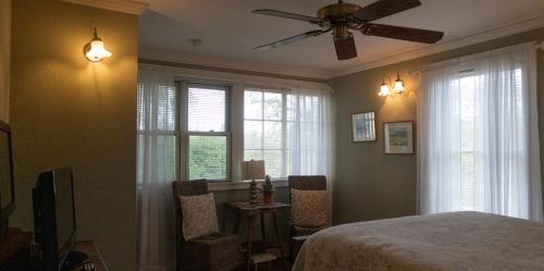 Bed & Breakfast Cinnamon Bear Creekside Inn
