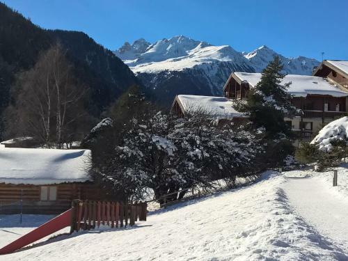 Cosy Chalet In La Norma For Families