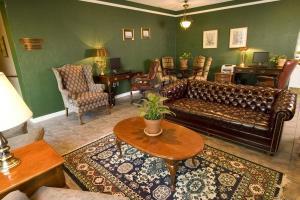 Clarion Hotel At Century House