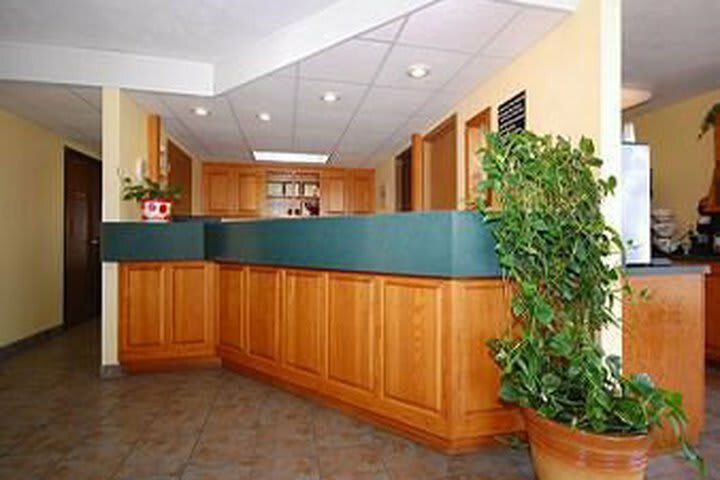 Hotel Super 8 Motel - Bolivar