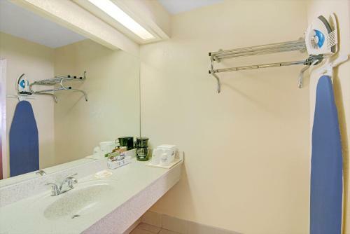 Hotel Days Inn And Suites Braunig Lake