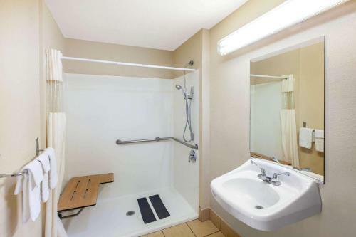 Hotel Days Inn And Suites Braunig Lake