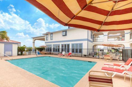 Hotel Days Inn And Suites Braunig Lake