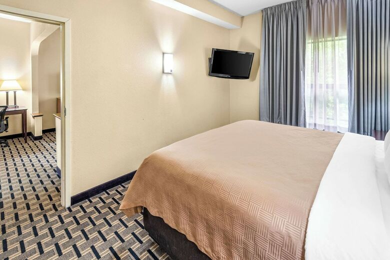 Hotel Clarion Inn & Suites Northwest
