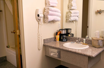 Hotel Cedars Inn