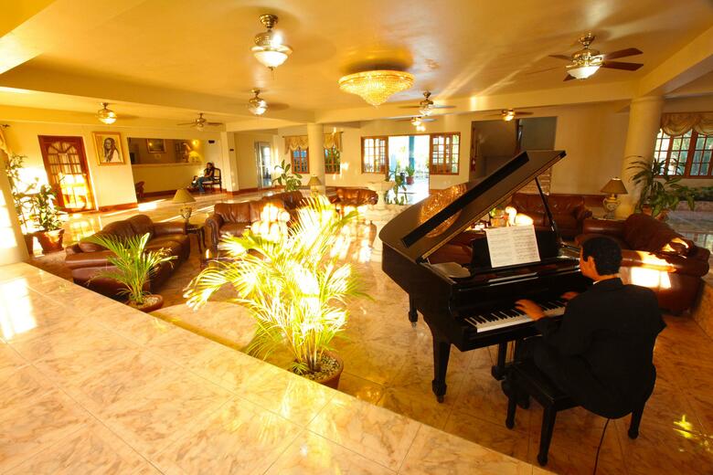 Hotel Travellers Beach Resort