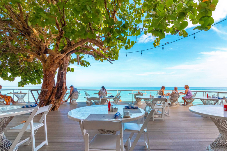 Hotel Travellers Beach Resort