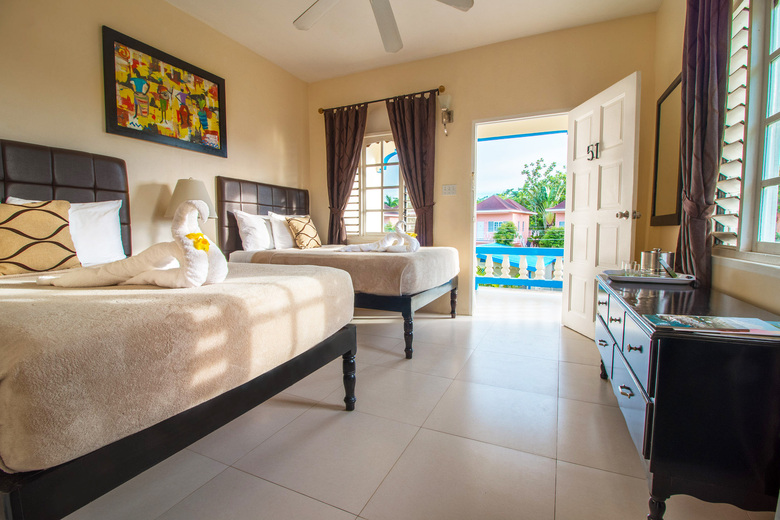 Hotel Travellers Beach Resort