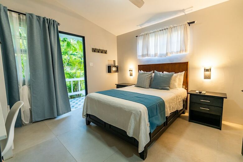 Hotel Travellers Beach Resort