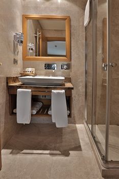 Queen Hotel & Spa