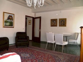Venicein Apartments