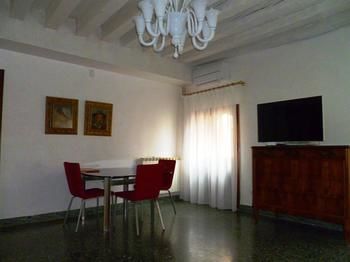 Venicein Apartments