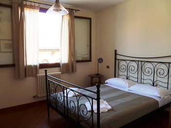 Venicein Apartments