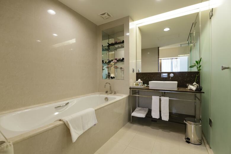 Jen Dow International Hotel