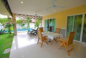 Thai Thani Pool Villa Resort