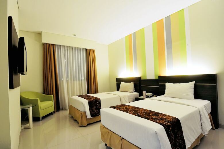 Hotel Pose In Solo