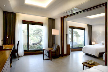 Pine Grove Hotel