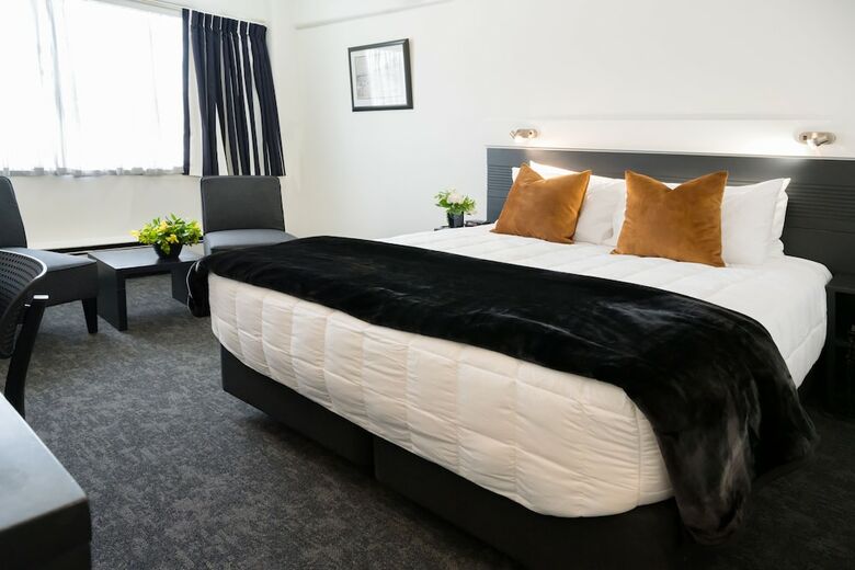 Bay Plaza Hotel