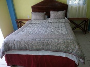 La Delphina Bed And Breakfast Bar And Grill Hotel