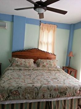 La Delphina Bed And Breakfast Bar And Grill Hotel