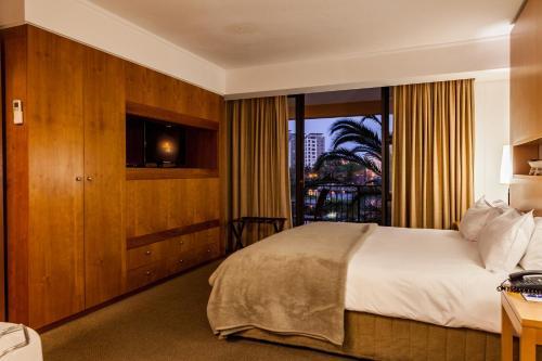 Island Club Hotel & Apartments