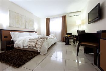 Oak Plaza East Airport Hotel