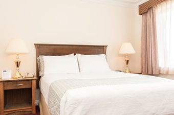 Howard Johnson Hotel And Suites, Victoria Elk Lake
