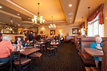 Howard Johnson Hotel And Suites, Victoria Elk Lake