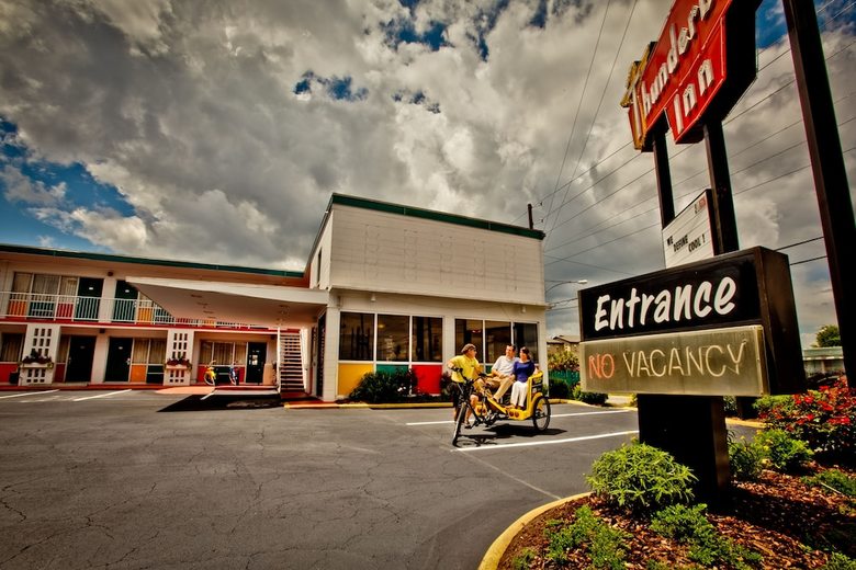 Hotel Thunderbird Inn