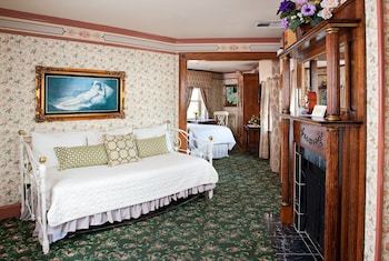 Hostal Dorymans Oceanfront Inn