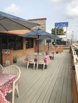 Hotel A Victory Inn & Suites- Muskegon