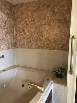 Hotel A Victory Inn & Suites- Muskegon