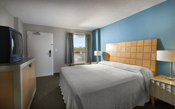 Hotel Crown Reef Resort