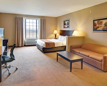 Hotel Comfort Suites Near Alliance