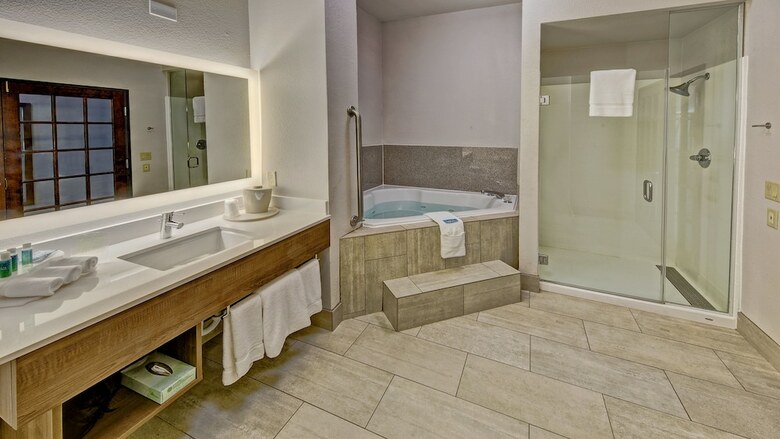 Holiday Inn Express Hotel & Suites Corsicana