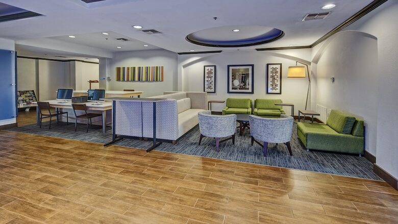 Holiday Inn Express Hotel & Suites Corsicana