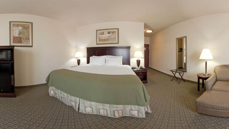 Holiday Inn Express Hotel & Suites Corsicana
