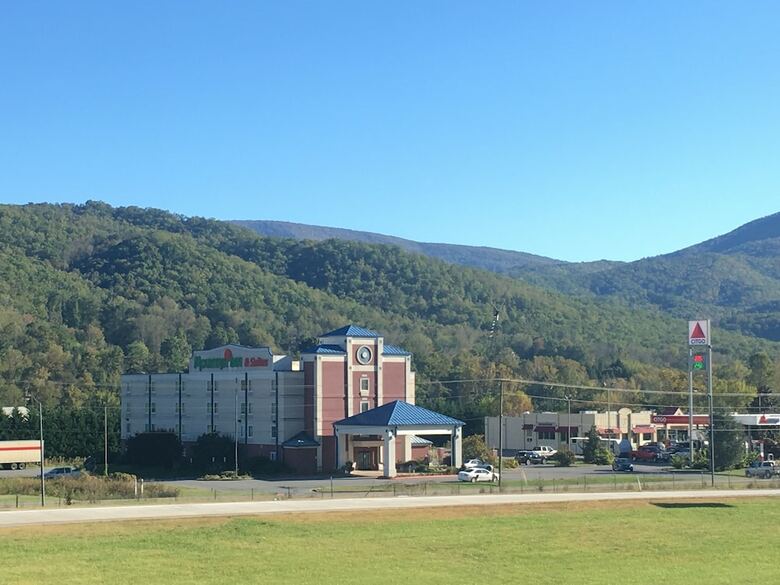 Hotel Mountain Inn & Suites