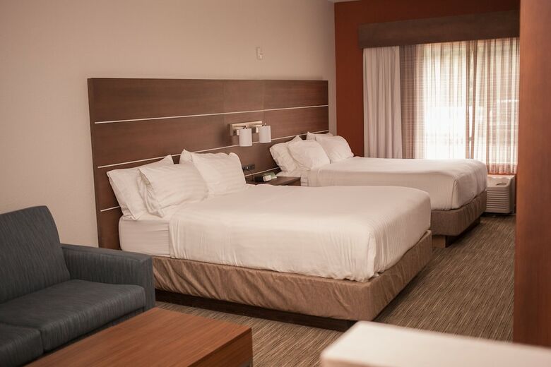 Holiday Inn Express Hotel & Suites